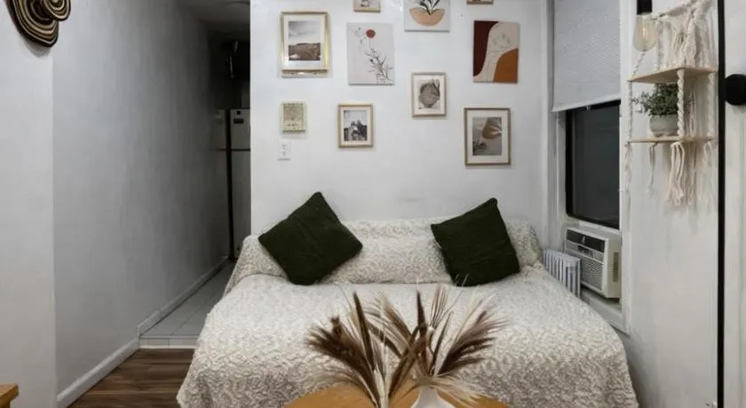 Next to Manhattan 2 Bedrooms Apartment - Subway 20 steps, Manhattan 1 Stop - Image 1