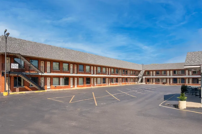 miami inn & suites - Image 1