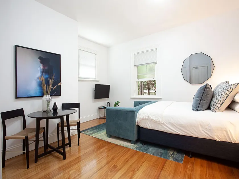 Chic and Characterful Studio Apartment - Image 1