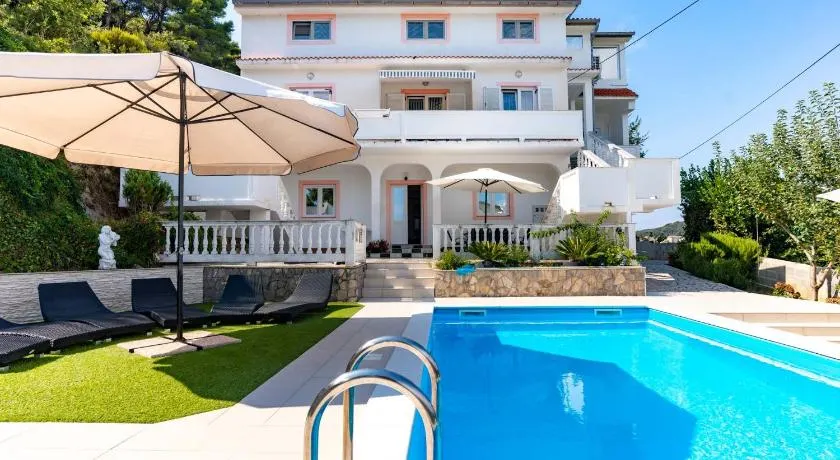 Apartments Lores - Image 1