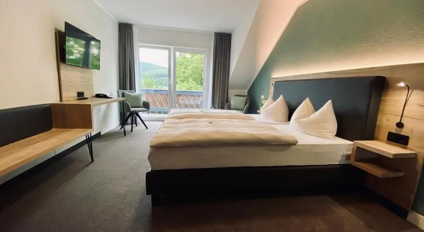 Hotel & Restaurant Kronenhof am Weser-Radweg - Image 1
