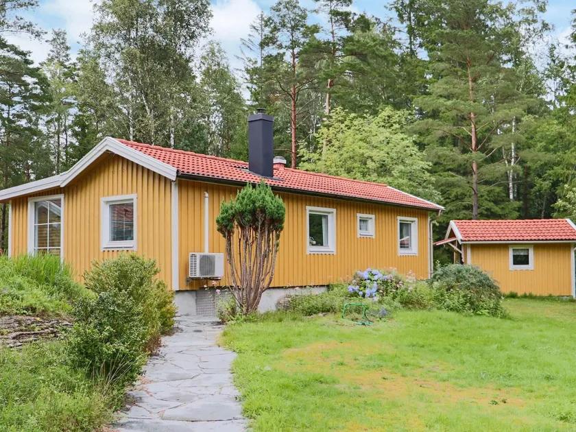 4 person holiday home in Fjärås-By Traum - Image 1