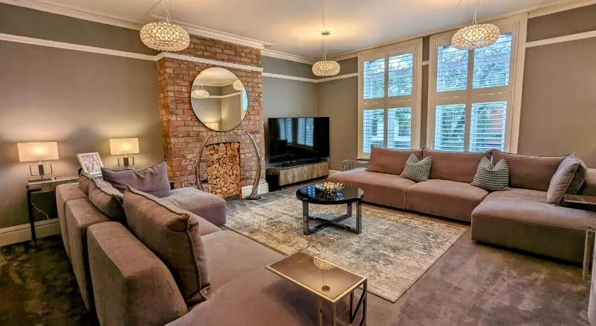 Robert Bolt House, Free Parking, 1 Minute to Metrolink - Image 1