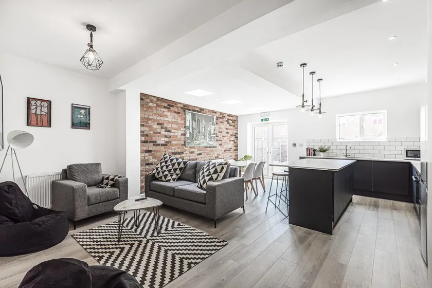 6 Bedroom 6 Bathroom House - Close to to City Centre - Free Parking, Fast Wifi, Smart TV and Work Desks by Yoko Property - Image 1