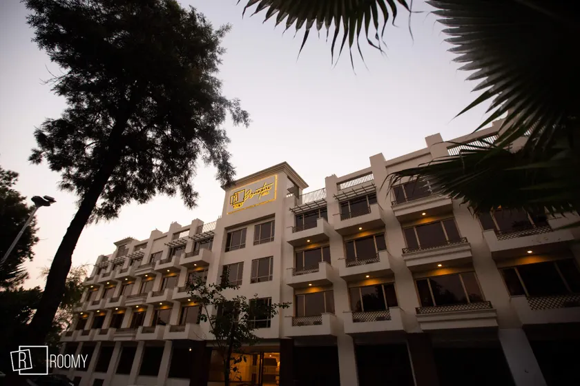 Roomy Signature Hotel  - Image 1