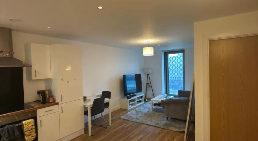 Stylish 1 Bed Apartment, 15 Mins to Old Trafford - Image 1