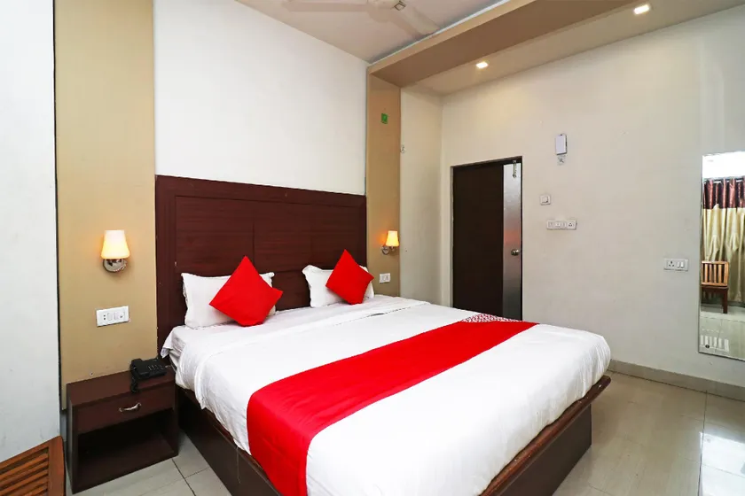 Super Hotel O by OYO Surya Continental - Image 1