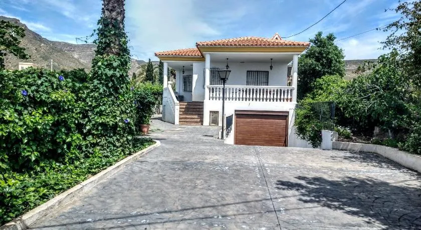 Chalet con piscina en Níjar - Image 1