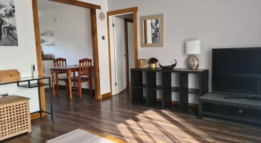 Charming spacious 2 bed apartment in quiet area - Image 1