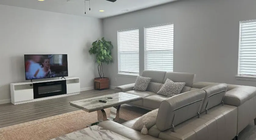 Modern Town House, 3-Bedrooms Home private parking - Image 1