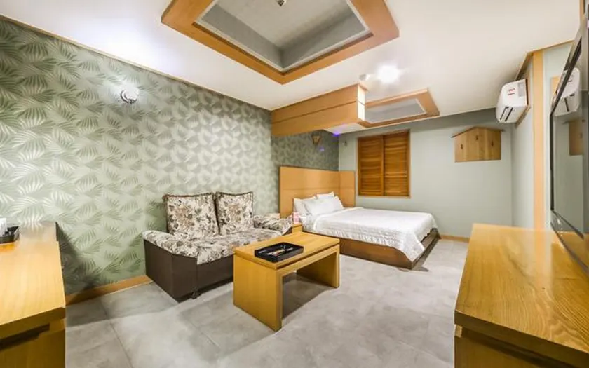 Prada motel - Image 1