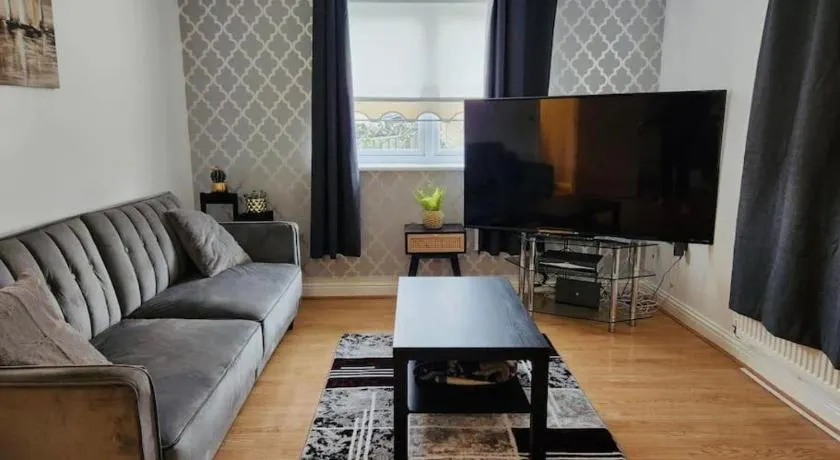 Spacious Ground floor 2 bedroom 2 Bathroom Flat in Hatfield near Hertfordshire University Private Car Park Sleeps 5-6 - Image 1