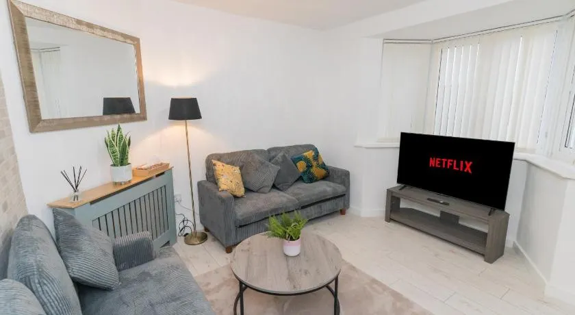 Wolverhampton-FREE parking-Sleeps 6-Near M6 - Image 1