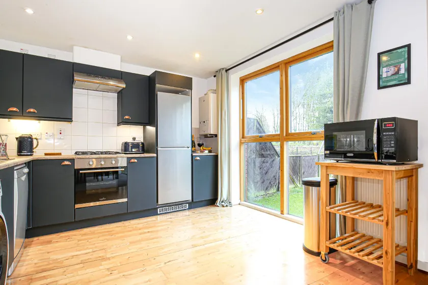 Beautiful City Centre Apartment with Free Parking, Fast-Wifi, SmartTV with Netflix and Private Garden by Yoko Property - Image 1
