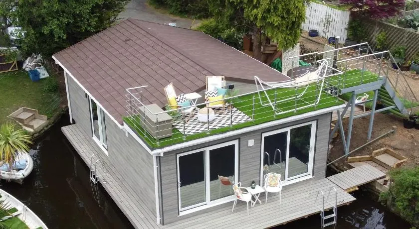 Tulana Taggs - floating home on idyllic island - Image 1