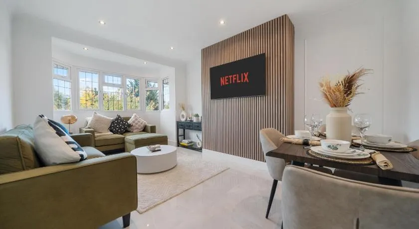 Award winning 2026 Stunning Modern 2 Bedroom Apartment in Mill Hill next to Train Station! - Image 1
