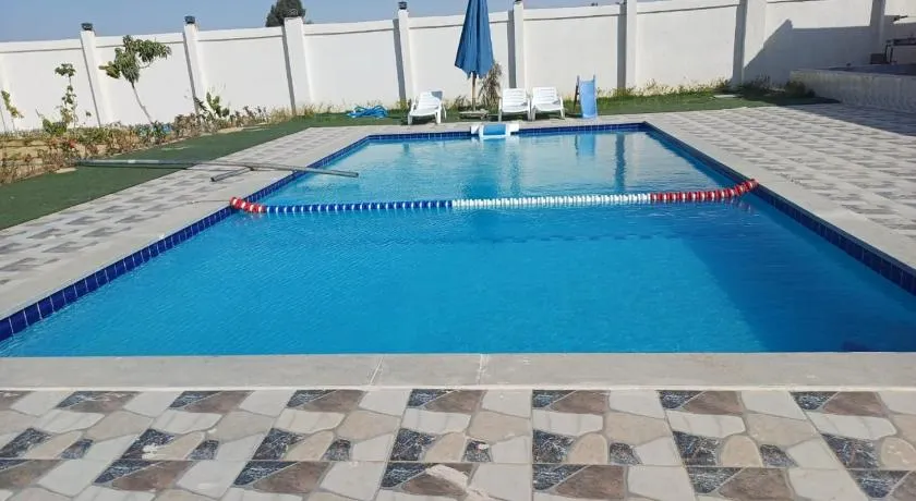فيلا شاليه مستقل بالريف الاوربى بحمام سباحه 3 غرف 2 حمام بجوار هايبر وان - Image 1