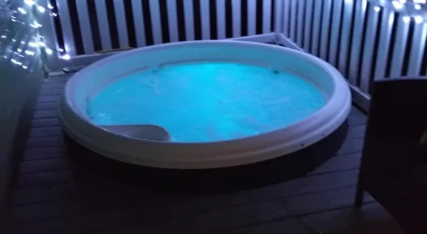 19 Laurel Close Highly recommended 6 berth holiday home with hot tub in prime location - Image 1