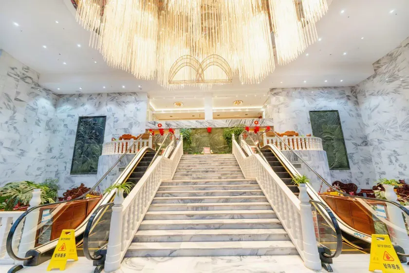 Xuanwei Meihuan Hotel - Image 1
