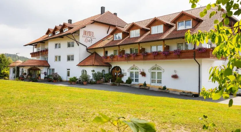 Sattelbogener Hof - Image 1