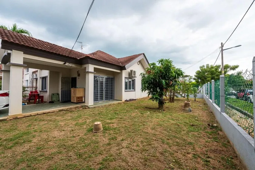 Corner 3BR Landed House at Sepang - Image 1