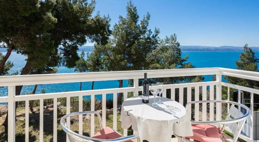 Aqua Vista Apartments - Image 1