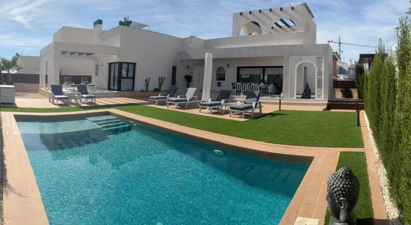 3 Bed Villa - Sleeps 6 - Private Pool - Parking - Image 1