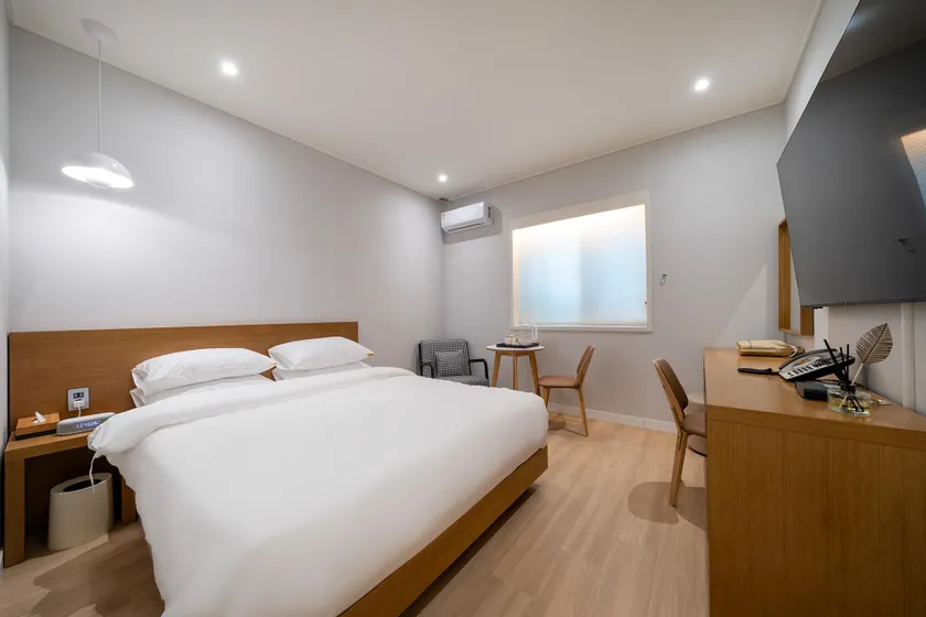 MONO HOTEL - Image 1