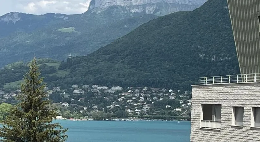 LAKE HOME - Image 1