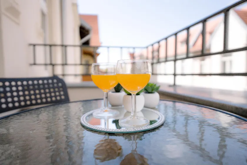 Cosy Balcony Apartment - Image 1