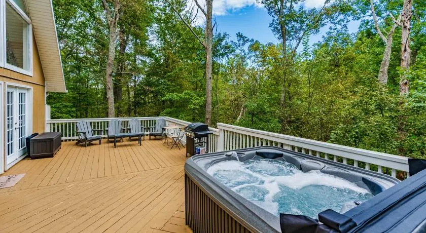 Hot Tub, Fire Pit, Deck, Grill, WiFi, Dog-Friendly - Image 1