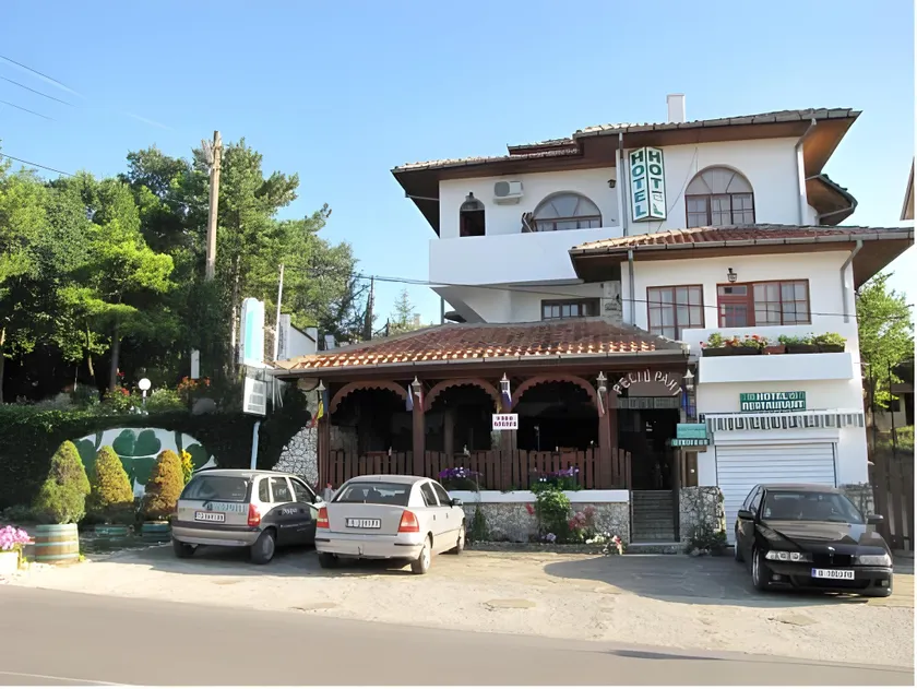 Stefan Family Hotel - Image 1