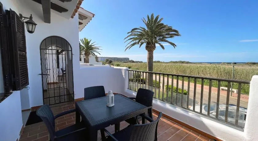 Apartamento Trini en Son Bou, frente al mar, perfecto para vacaciones - Image 1