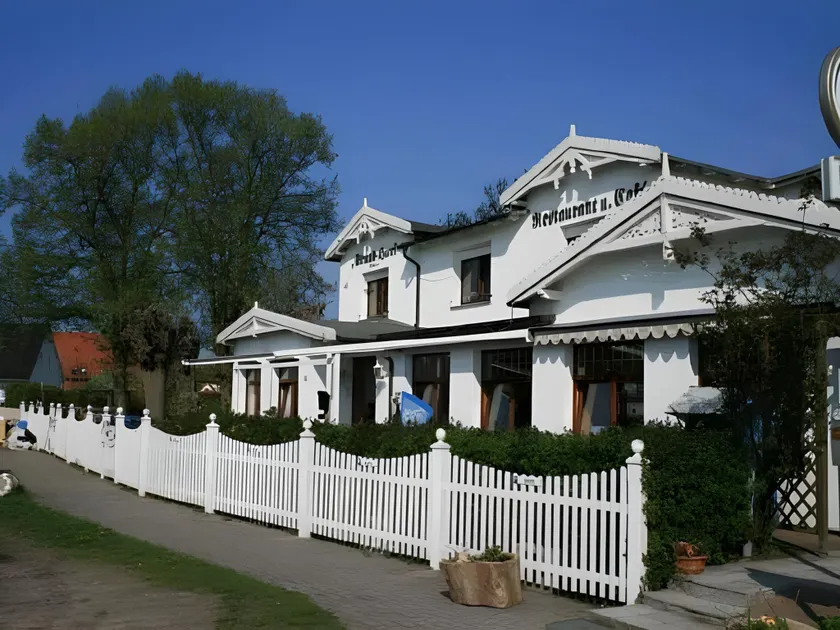 Strand-Hotel Lobbe - Image 1