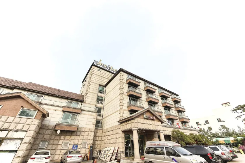 Jes Hot Spring Hotel - Image 1
