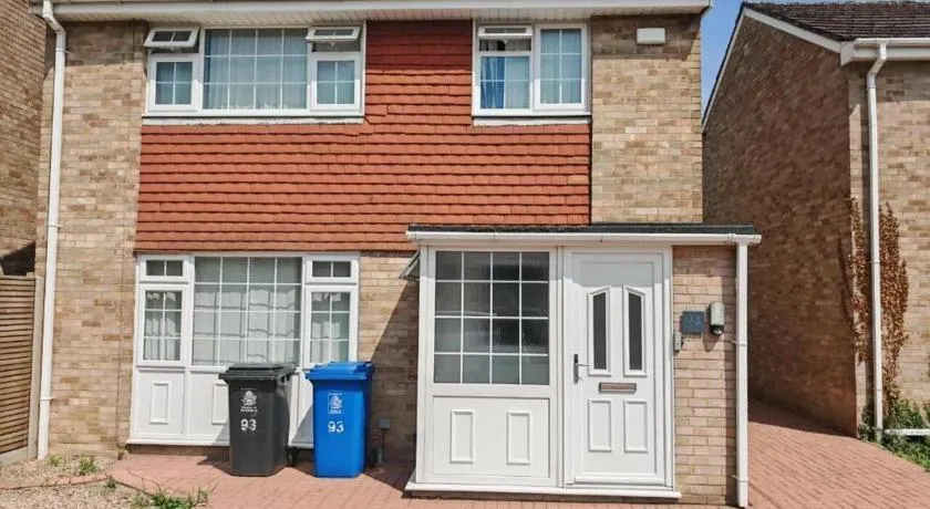 Large Windsor House with 4 Bedrooms Cinema Lounge 10 beds Sleeps 13 - Image 1