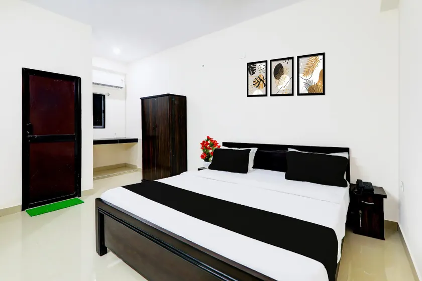 Super Hotel O Kadam Ghat Near Ashok RajPath - Image 1