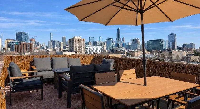 Penthouse with Private Rooftop and Skyline Views - Sleeps 6 - Image 1