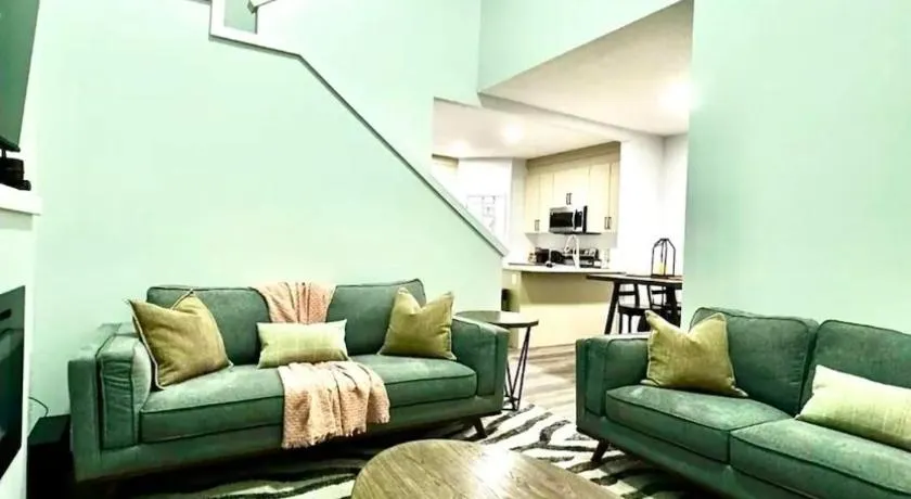 Modern 4BDRM Home-1 King Bed- 3 Queen Bed Main Suite - Image 1