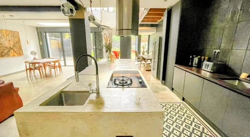 7 Bed House - Sleeps 26 - Parking - Wifi - Garden - Image 1