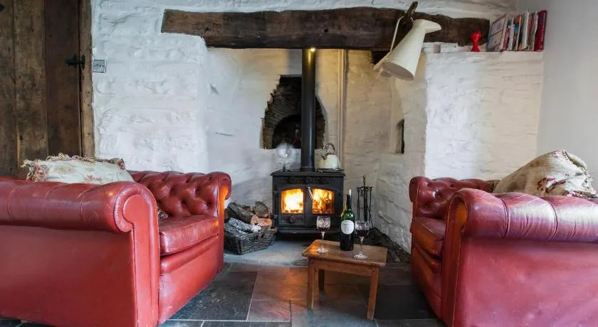Ty Fferm Hen, Ancient Farmhouse, Coity Bach - Image 1