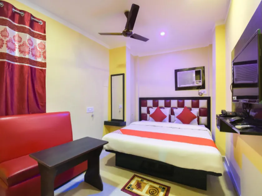 OYO 38746 Hotel Blue Star - Image 1
