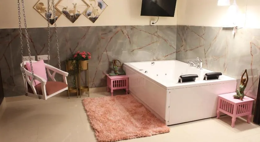 Air Purifier - Modern Jacuzzi HotTub 1BHK Suite 3 - Image 1