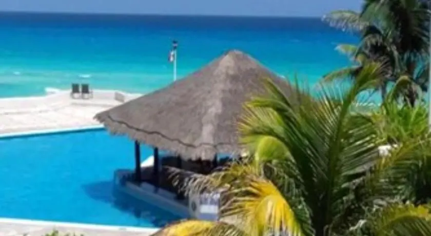Espectacular Penthouse con Piscina y Vista al Mar en Cancún - Image 1