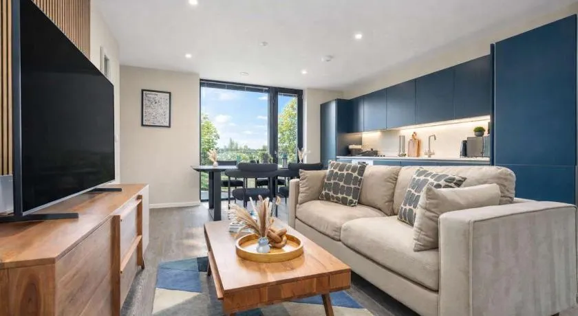 The Mancunian Blue - Manchester Luxury 2-Bed Corner Apartment - Image 1