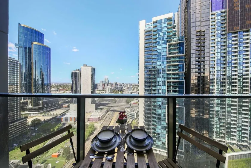 A Stylish 2BR Apt with City Views in Southbank - Image 1