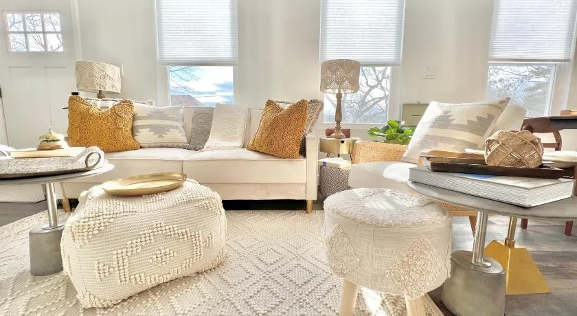 Luxury 4 bedroom 2 bath Lake Views - Image 1