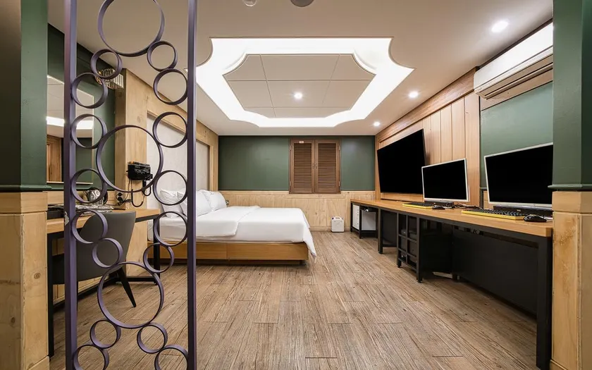 Hwaseong World Tourist Hotel - Image 1