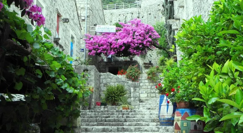 House Ina Ston - Image 1