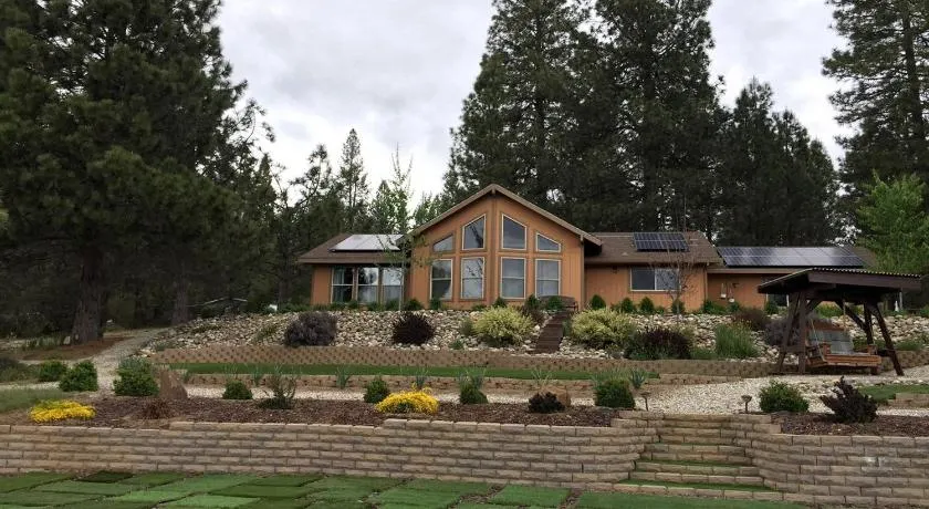 Luxury Cabin Rental with a Fire Pit in Coulterville, California - Image 1